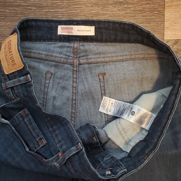 Women's Signature Levi Strauss Jean Shorts. Size 10, Blue, Pockets, Great Cond! - Picture 2 of 3